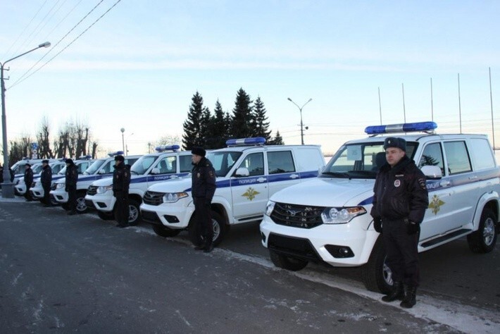 2. В Архангельской и Ярославской областях полицейские получили новые служебные автомобили