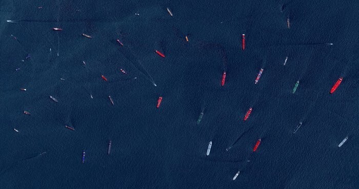 Грузовые суда и танкеры у входа в порт Сингапура