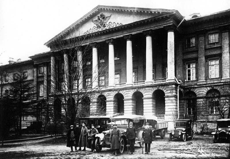 Смольный институт, где помещался штаб по руководству октябрьским восстанием  Дата съемки: октябрь 1917