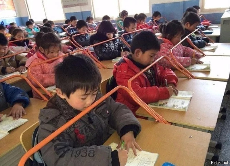 Китайцы с детства берегут осанку и зрение у детей