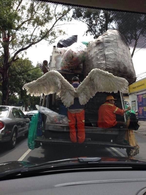 Падший ангел подрабатывает мусорщиком 