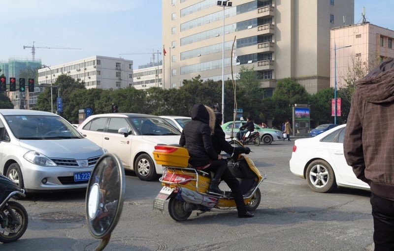  Заботливый мотоциклист соорудил на скутере капельницу для своей подруги: