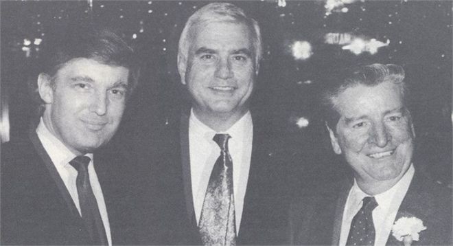 Дональд Трамп (слева), Джон Греттенбергер (справа) и Джозеф Биссон — владелец компании Chariot Limousine из Массачусеттса, которая должна была первой получить лимузины Trump Series для своего автопарка. Фото с выставки 1988 года.