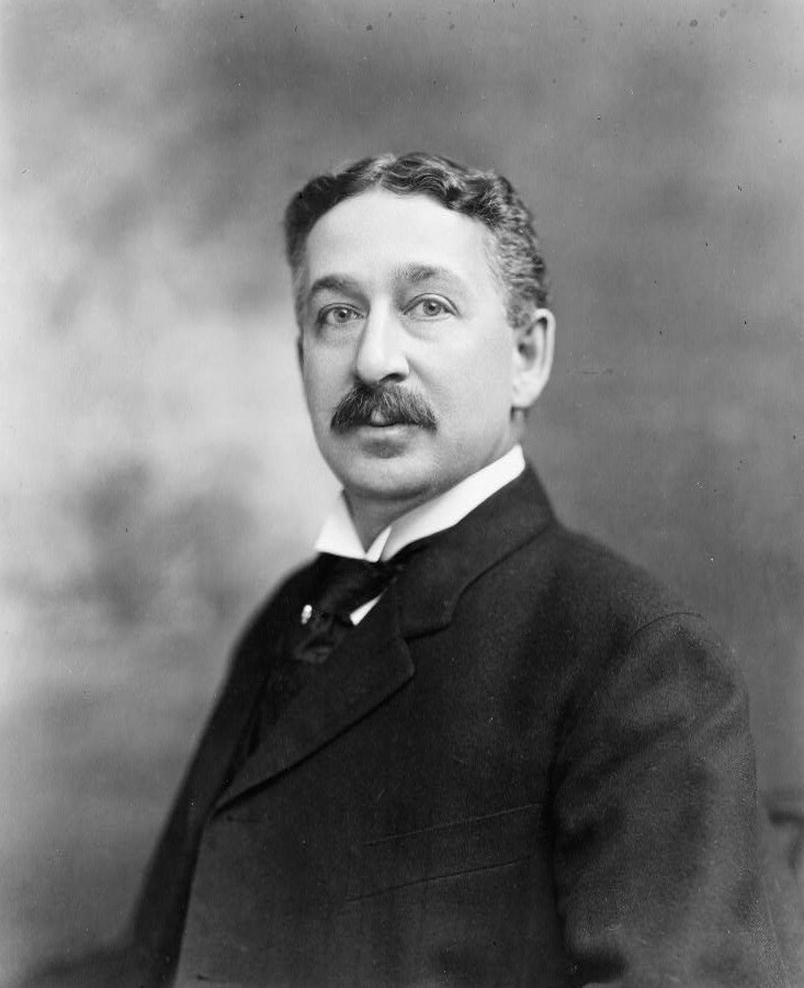 15 ноября 1904 года американец Кинг Кемп Жиллетт патентует бритву со сменными лезвиями