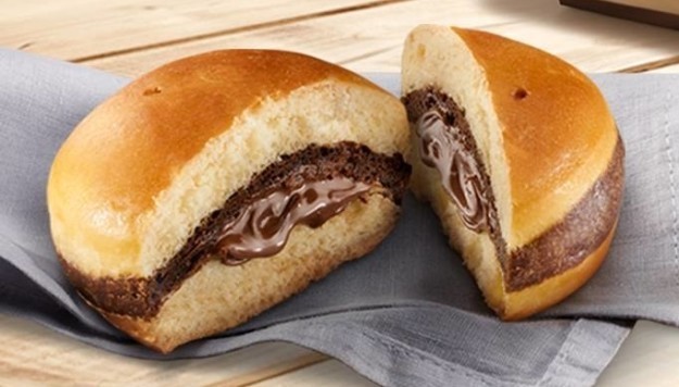 Новинка представляет собой две сладкие булочки с шоколадно-ореховой пастой внутри
