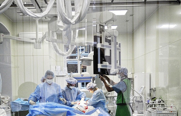 36. Новосибирские кардиологи провели первую в РФ операцию на брюшной аорте с участием робота