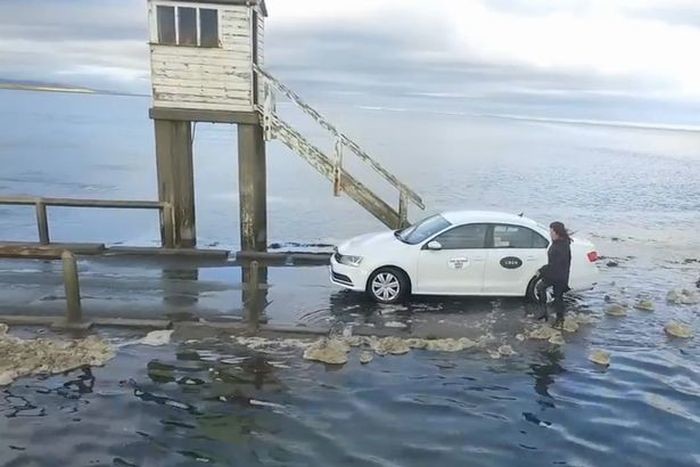 Таксист пытался обогнать прилив, но проиграл