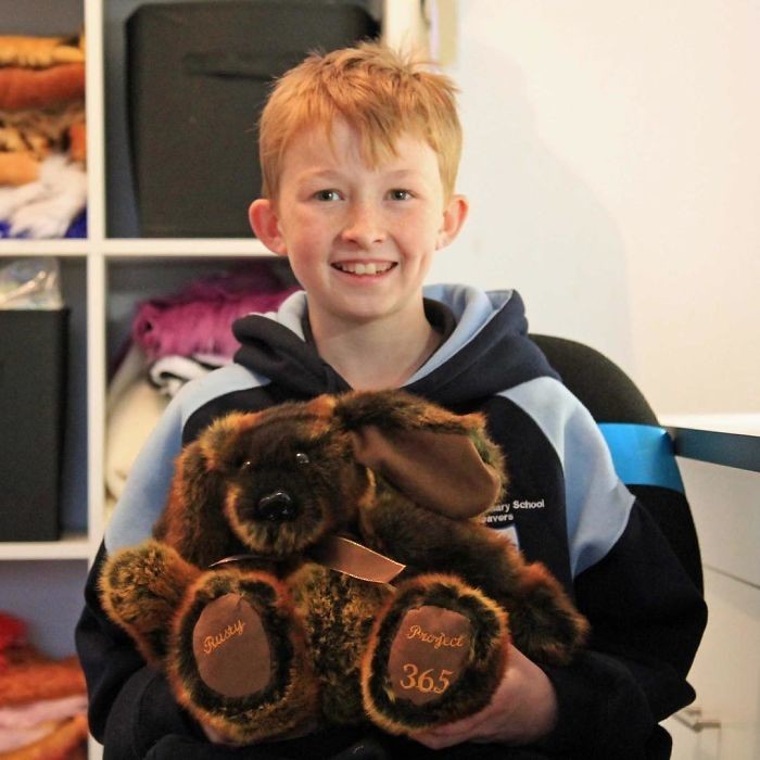 12-летний мальчик научился шить, чтобы делать игрушки для больных детей