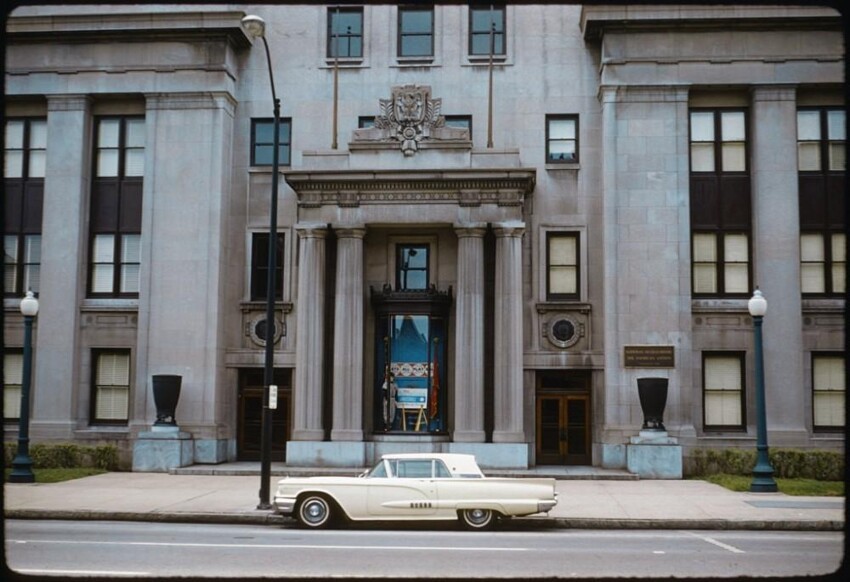 Форд Тандерберд у входа в штаб-квартиру Американского легиона, Индианаполис, 1962 год.