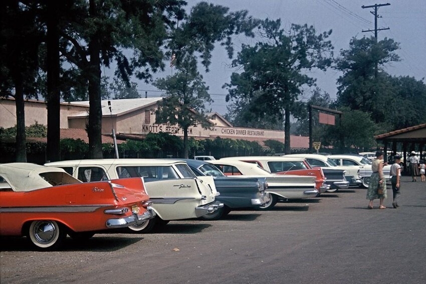  У входа в развлекательный парк Кнотс-Бэрри-Фарм, Калифорния, 1960 год.