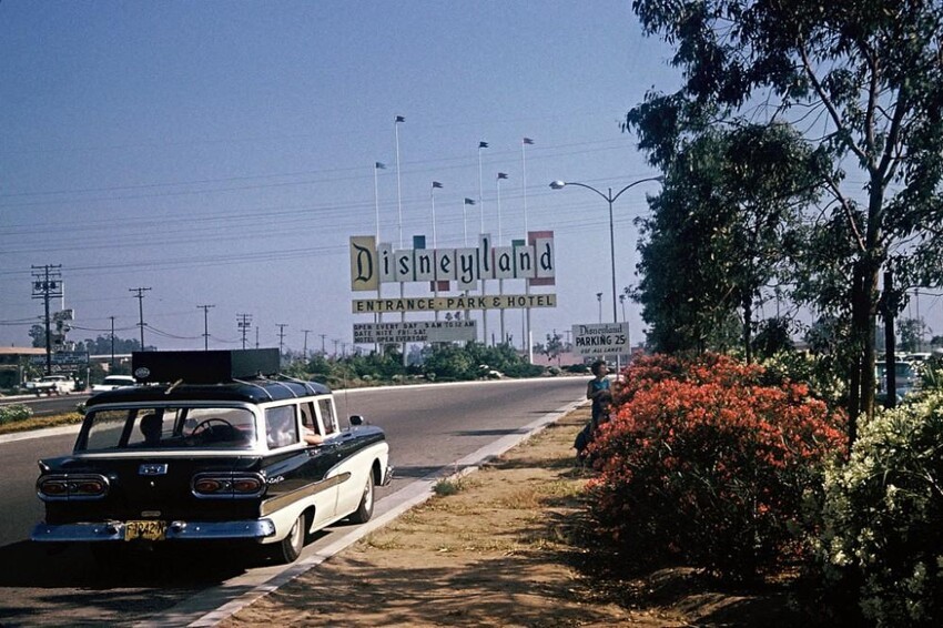 Въезд на территорию парка Диснейленд, Калифорния, 1960 год.