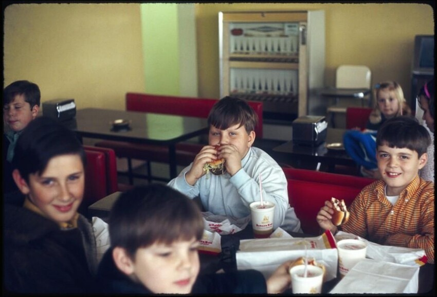 В ресторане Бургер-Кинг, 1965 год.