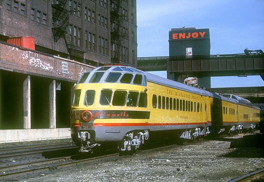 Пассажирский состав Morning Hiawatha компании Milwaukee Road покилает вокзал Чикаго, 1963 год.