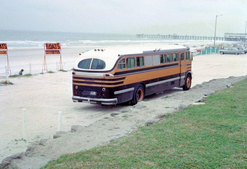  Автобус переделанный в дом на колесах на пляже городка Клируотер, штат Флорида, 1965 год.