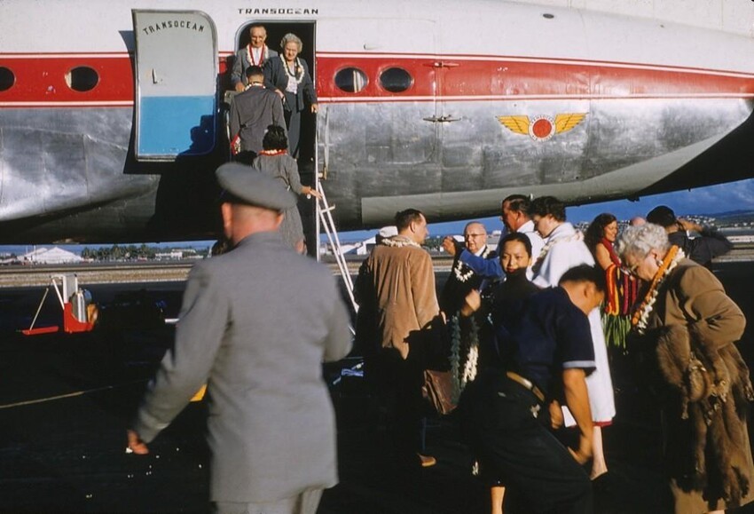 Самолет авиакомпании Трансоушен приземлился в аэропорту Гонолулу, штат Гавайи, 1960 год.