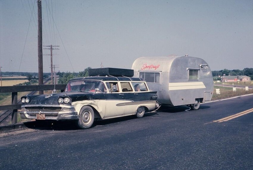 Попали в аварию, возвращаясь с поездки на Всемирную выставку в Сиэттле, 1962 год.
