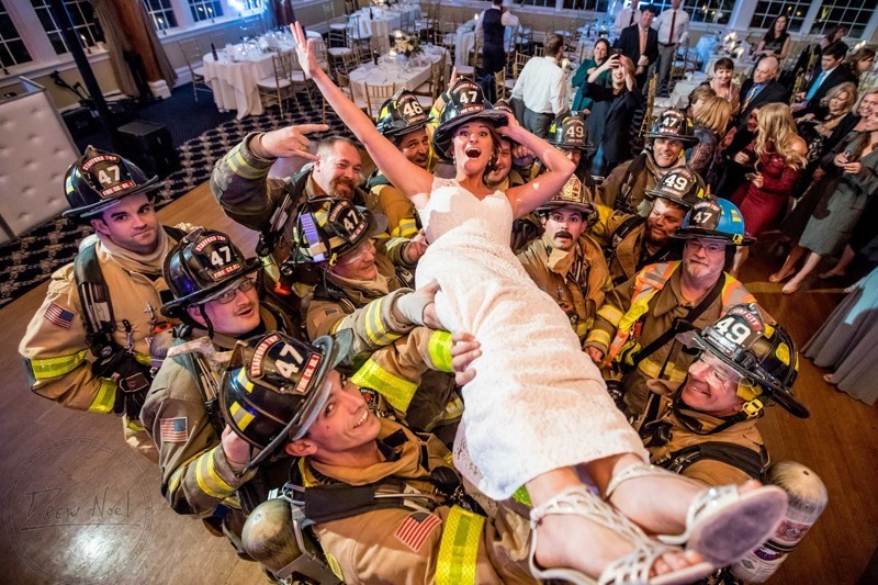 Пожарные эвакуировали гостей со свадьбы, но невеста не растерялась