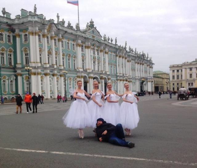 Тем временем на Дворцовой площади