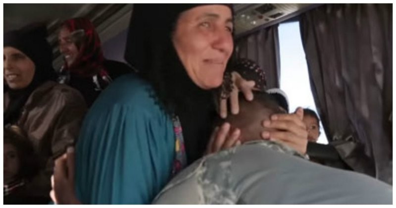 Иракский солдат встречает свою маму, вывезенную из оплота ИГИЛ