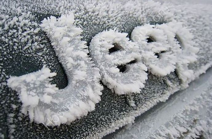 Замороженные автомобили, которые зима превратила в искусство
