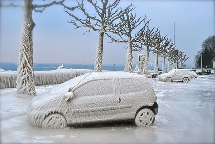 Замороженные автомобили, которые зима превратила в искусство