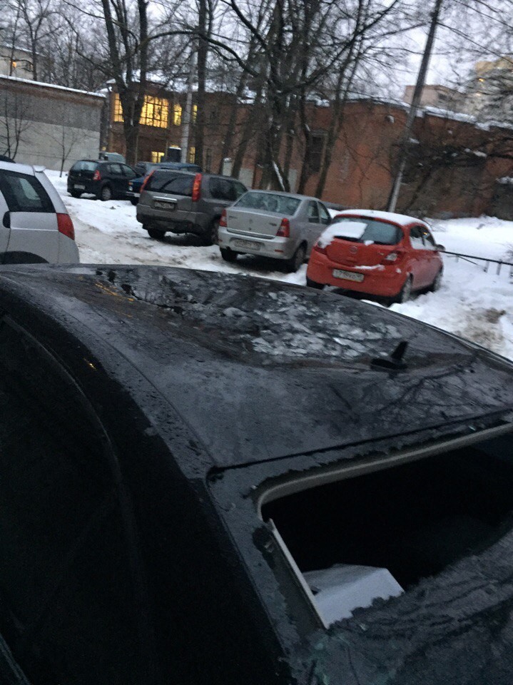 Автомобили, пострадавшие от падения сосулек в Санкт-Петербурге