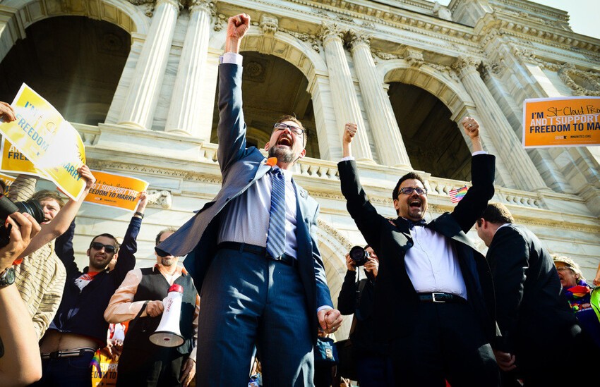 Люди празднуют легализацию в Миннесоте (США) однополых браков