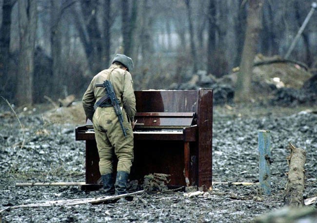 Русский солдат играет на брошенном пианино (Чечня, 1994 г.)