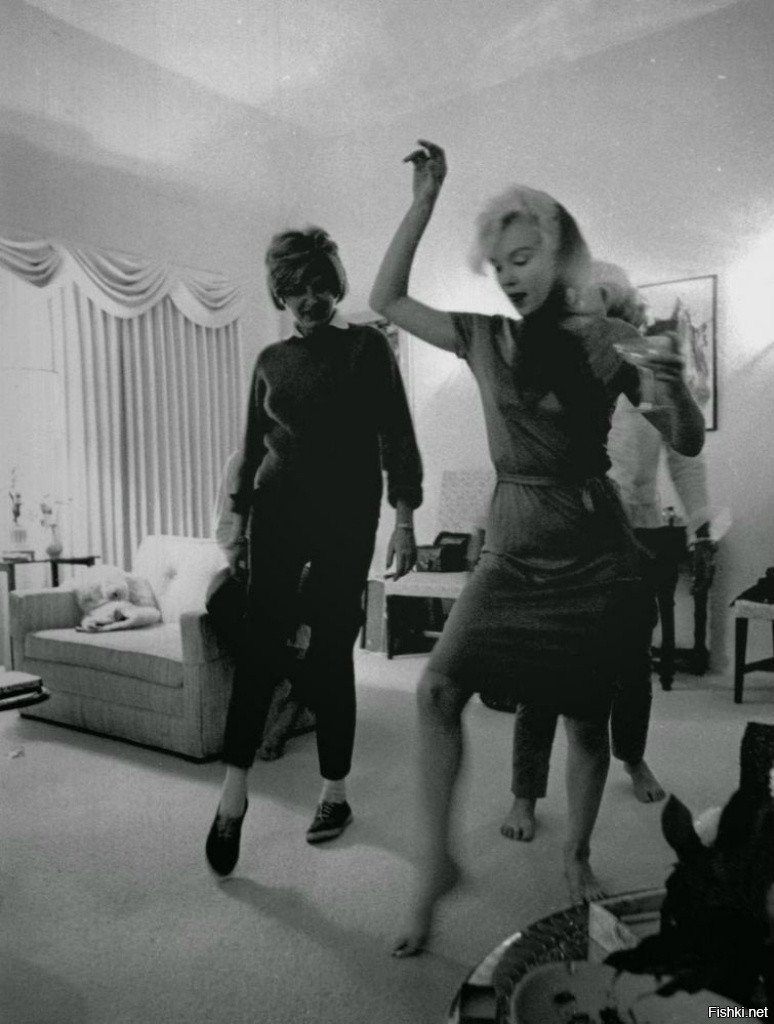 Мэрилин Монро учит Патрицию Кеннеди, сестру Джона Кеннеди, танцевать свинг, 1...
