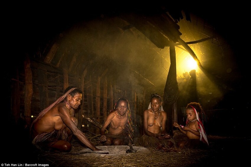 Это племя в Индонезии до сих пор живет по первобытным законам!