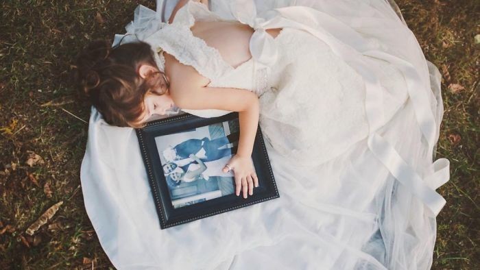 Четырехлетняя девочка сфотографировалась в свадебном платье умершей матери