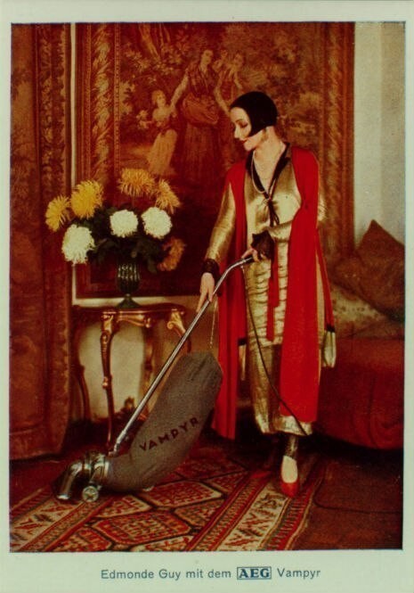 Реклама немецкого пылесоса "Вампир": он высосет всю пыль из ваших ковров, 1924 г