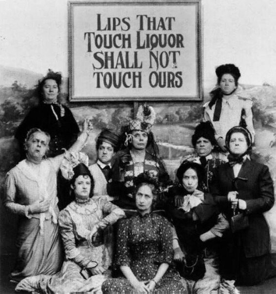 Губы, касающиеся алкоголя, не прикоснутся к нашим губам. Сторонницы запрета на алкоголь. 1919 г. США