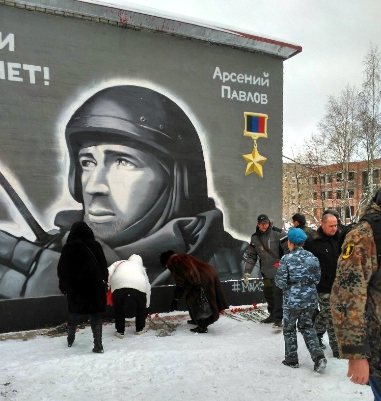 В Петербурге рядом с граффити с Моторолой появился портрет Героя РФ Нурбагандова