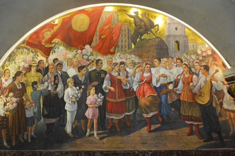 Одна из фресок на станции "Киевская".