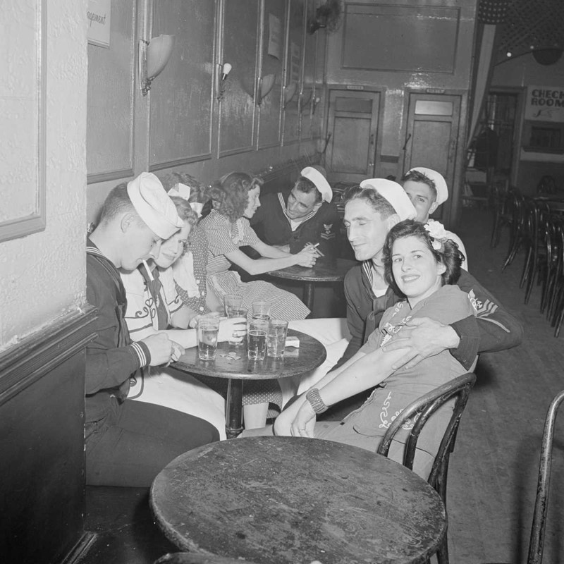 Вот как военные моряки США веселились в нью-йоркском баре в 1942 году