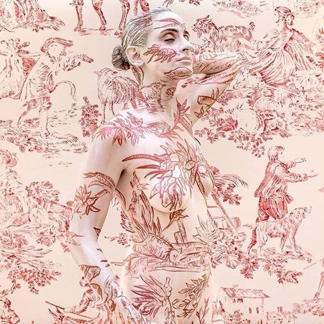 Трина Мерри — художница, «растворяющая» моделей в пейзажах