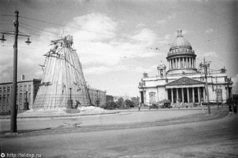 Надувной танк, спрятанный Кремль и другие хитрости в истории камуфляжа