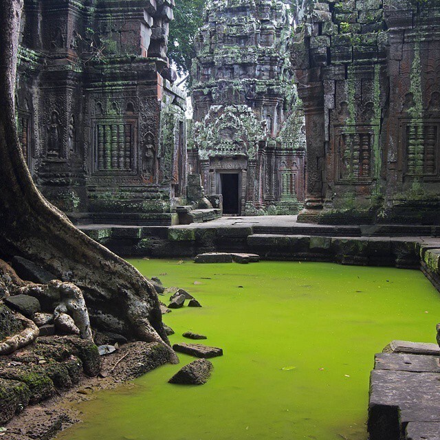 Еще одно древнее каменное сооружение в Ангкоре, провинция Сиемреап, Камбоджа