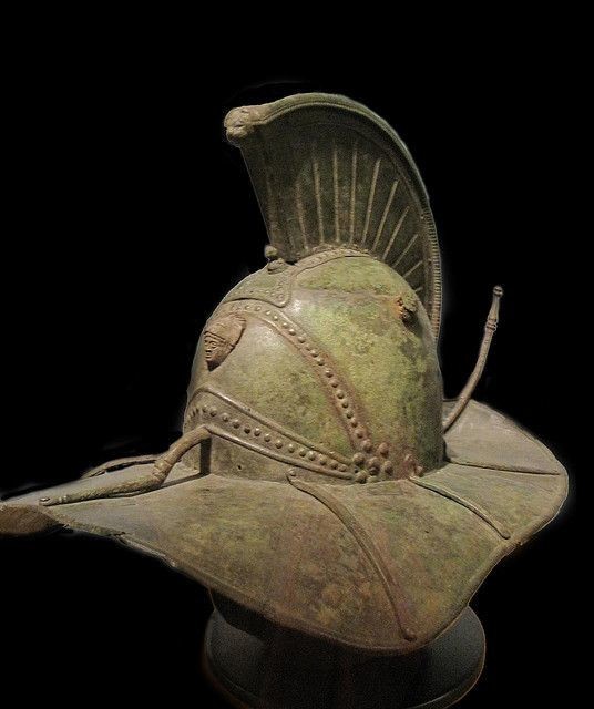 Римский бронзовый шлем гладиатора с изображением героя Геракла на фронте и поверженного льва