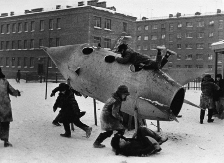 На детской площадке в Норильске, 1960–е годы