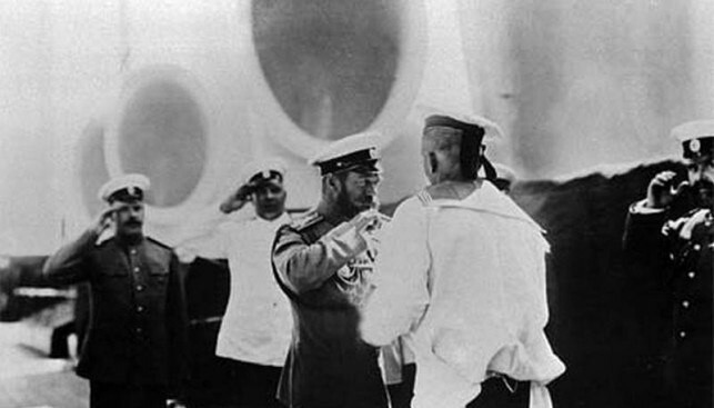 Императора Николая II встречают на корабле с чаркой водки