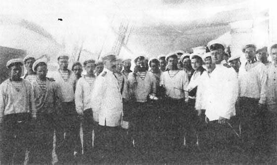 На палубе броненосного крейсера "Рюрик" перед раздачей винной порции
