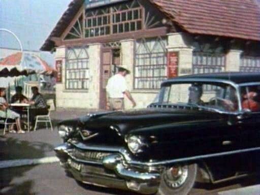 Cadillac Series 62 1956 года. По сюжету на нем к заправке подъезжают иностранцы.
