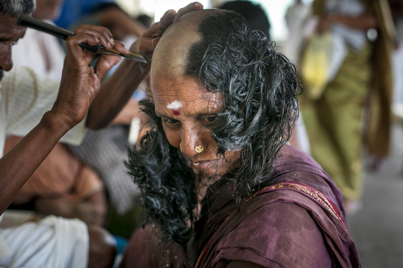 59-летняя Лакшми бреется налысо в храме Муругана в Тирутани, Индия