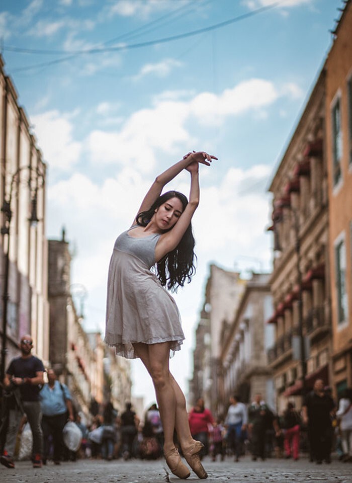 Фотограф делает снимки танцоров на улицах Мехико, чтобы доказать, что Трамп был неправ