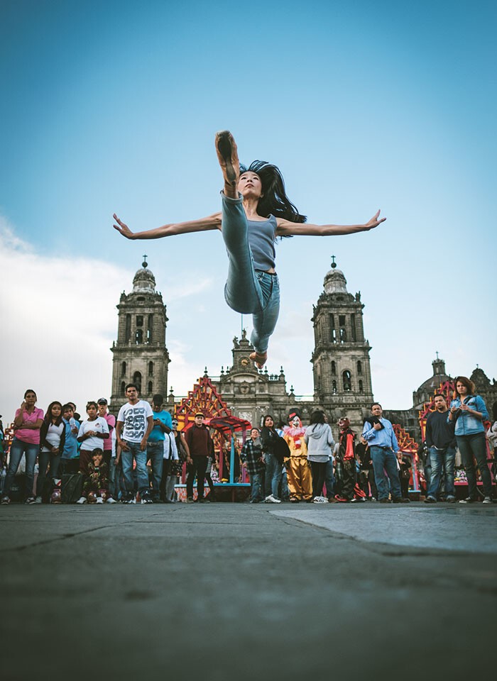 Фотограф делает снимки танцоров на улицах Мехико, чтобы доказать, что Трамп был неправ
