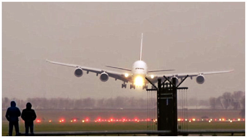 В интернет выложили видео посадки двух самолетов при сильном ветре в Амстердаме