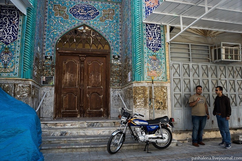 Иранская мечеть, персидские узоры, иранские мужчины и мотоцикл.
