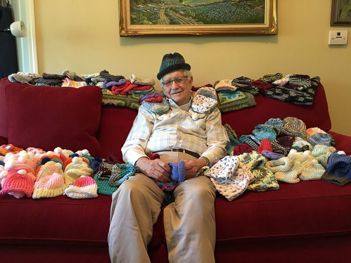 Ради малышей 86-летний Эд Мозли научился вязать 